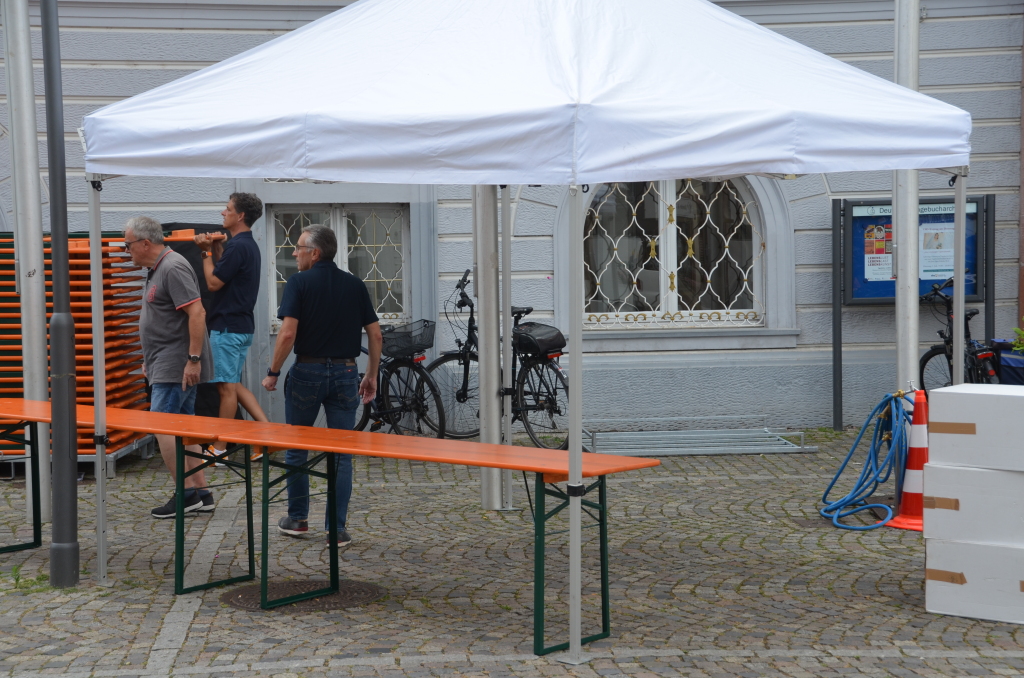 Der Lions Club stellt seine Biertische. Der Lions Club stellt seine Biertische.