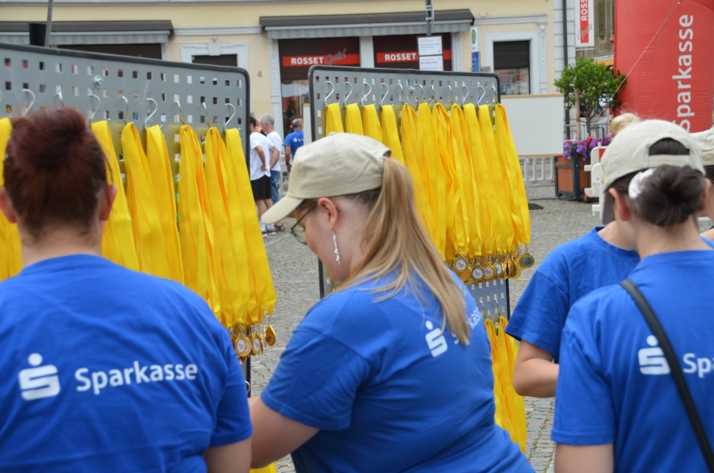Die Medaillen werden gerichtet. Die Medaillen werden gerichtet.