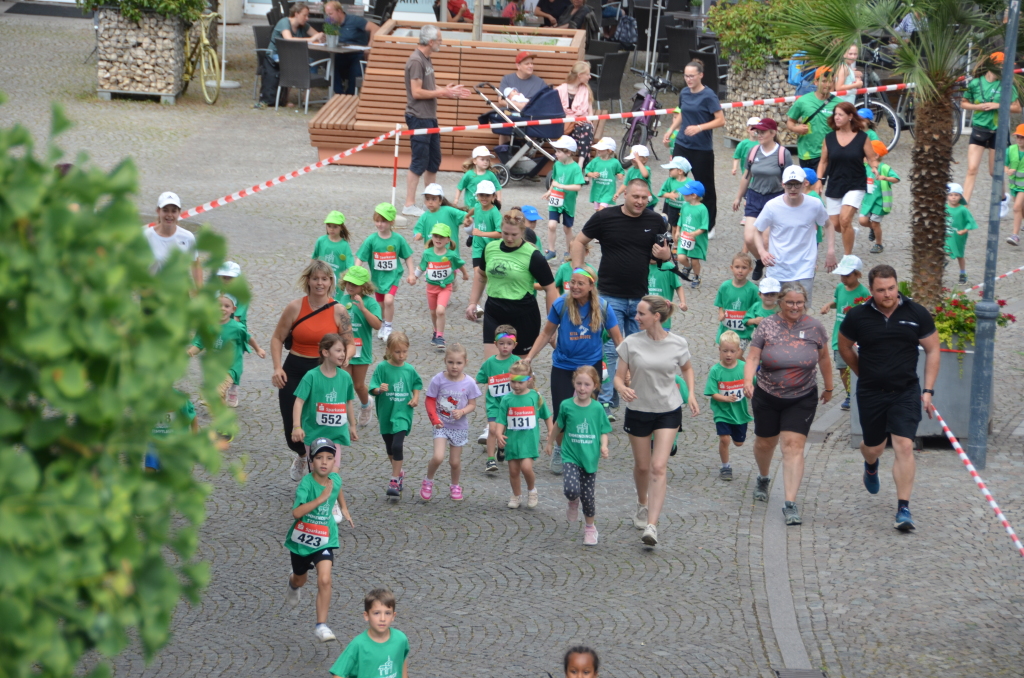 Der Kindergartenlauf 1 ist unterqwegs. Der Kindergartenlauf 1 ist unterqwegs.
