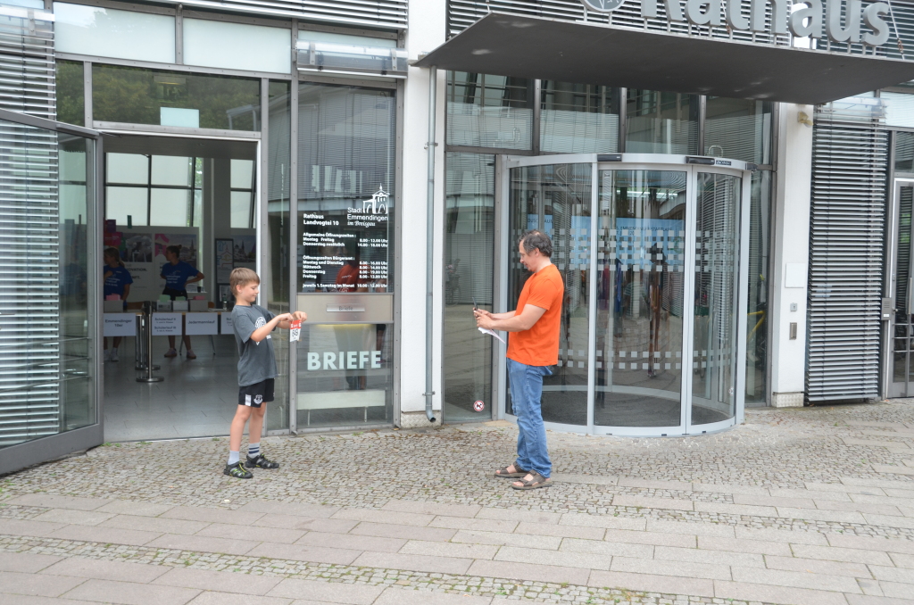 Vater und Sohn haben ihre Startnummern abgeholt. Vater und Sohn haben ihre Startnummern abgeholt.