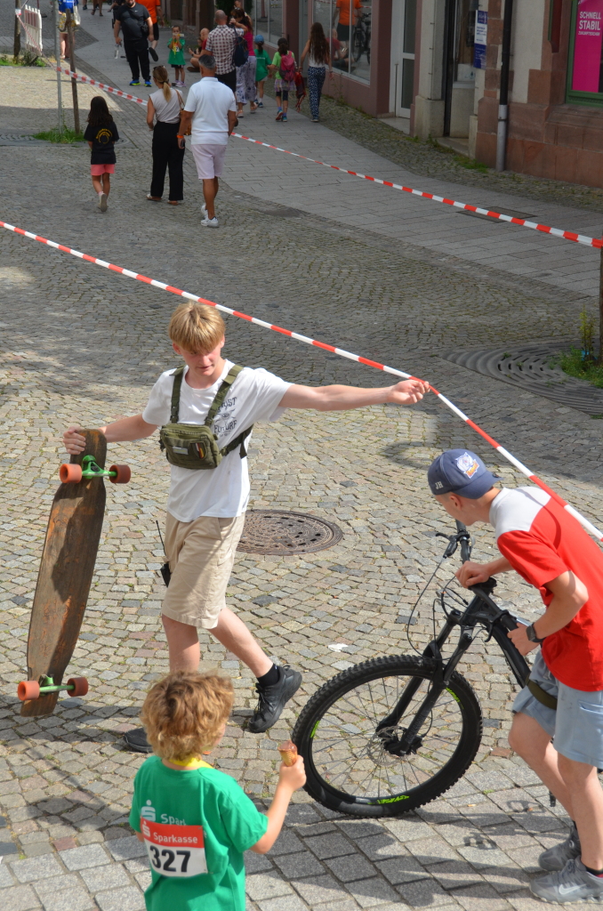 Abgesperrt war die Laufstrecker, das hielt aber niemandem vom Seitenwechsel ab. Abgesperrt war die Laufstrecker, das hielt aber niemandem vom Seitenwechsel ab.