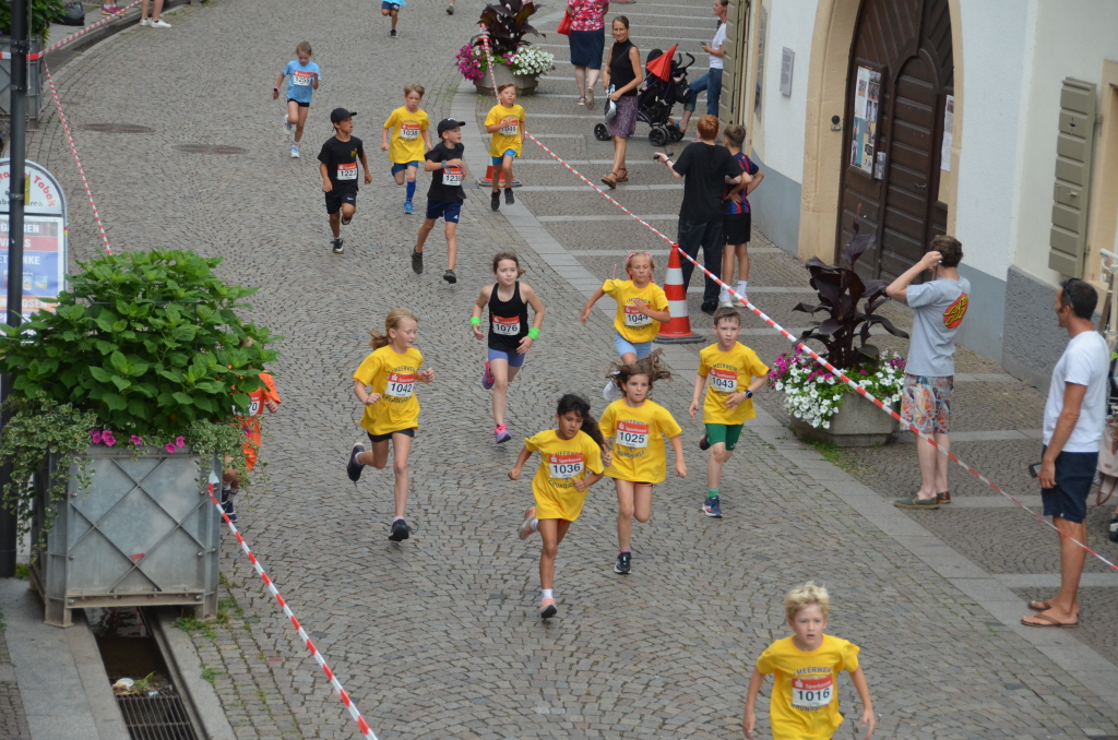 Bei der Tour de France trägt einer Gelb, hier alle. Bei der Tour de France trägt einer Gelb, hier alle.