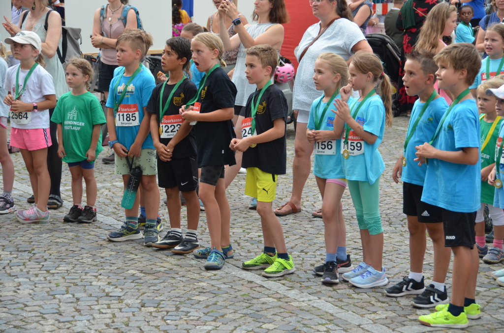 Spalier für die Siegerinnen und Sieger des ersten Schülerinnen- und Schülerlauf Spalier für die Siegerinnen und Sieger des ersten Schülerinnen- und Schülerlauf