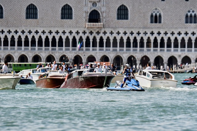 Mit dem Wassertaxi ging es f&uuml;r La...acute;nchez auf die Insel San Giorgio.  | Foto: Luigi Costantini/AP/dpa