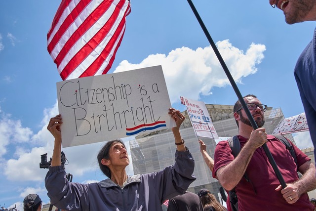Protest begleitet eine Anh&ouml;rung z...erankerten Geburtsrechts. (Archivbild)  | Foto: Jacquelyn Martin/AP/dpa