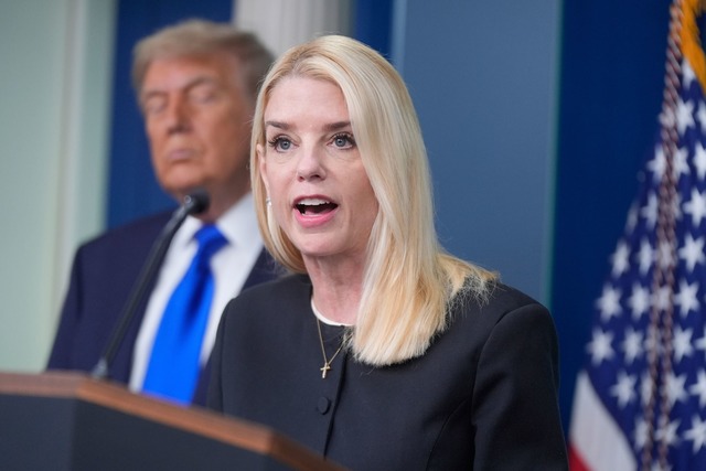 Justizministerin Pam Bondi wertet die ... Zeichen f&uuml;r die Trump-Regierung.  | Foto: Manuel Ceneta/AP/dpa