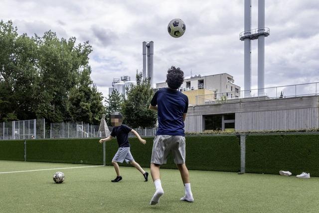 Fr die Kids im Freiburger Stadtteil Weingarten ist Noah Atubolu ein Idol