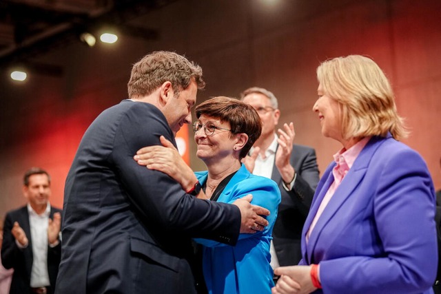 Bärbel Bas (SPD), Bundesministerin für...ation von Saskia Esken (SPD) entgegen. | Foto: Kay Nietfeld (dpa) Bärbel Bas (SPD), Bundesministerin für...ation von Saskia Esken (SPD) entgegen. | Foto: Kay Nietfeld (dpa)