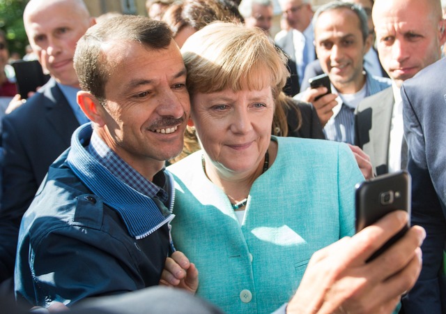 Bald zehn Jahre her: Angela Merkel (CD...ml;chtling fotografieren. (Archivbild) | Foto: Bernd von Jutrczenka/dpa Bald zehn Jahre her: Angela Merkel (CD...ml;chtling fotografieren. (Archivbild) | Foto: Bernd von Jutrczenka/dpa