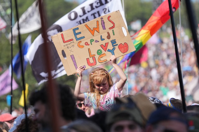 Fans zeigen Lewis Capaldi ihre Unterst&uuml;tzung.  | Foto: Yui Mok/PA Wire/dpa