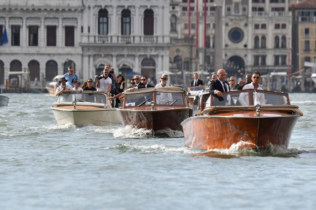 Jeff Bezos auf dem Weg zur Hochzeitsparty.  | Foto: Luigi Costantini/AP/dpa