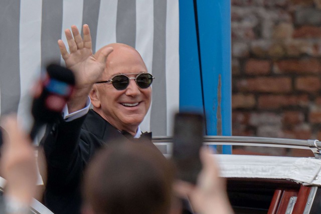 Jezz Bezos winkt den Fotografen zumindest zu.  | Foto: Luca Bruno/AP/dpa