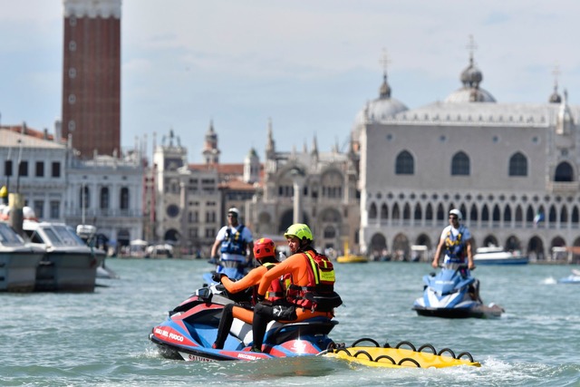 Die Polizei war auch mit Jet-Skis im Einsatz.  | Foto: Luigi Costantini/AP/dpa