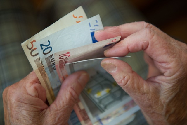 Auch Besch&auml;ftigte in der Altenpflege bekommen mehr Geld. (Archivbild)  | Foto: Marijan Murat/dpa/dpa-tmn