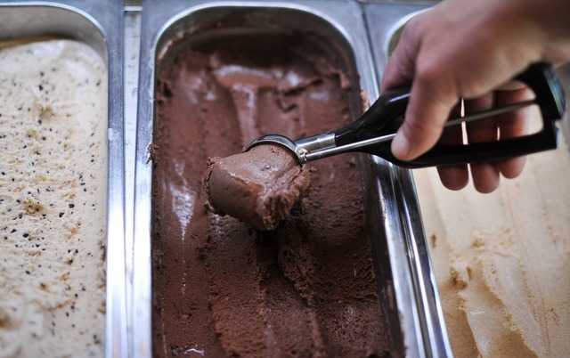Schokolade ist die beliebteste Eissorte in Deutschland.  | Foto: Ole Spata/dpa