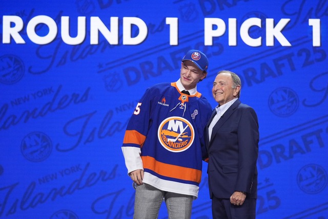 Der an Nummer eins im Draft ausgew&aum...Schaefer (l) und NHL-Chef Gary Bettman | Foto: Damian Dovarganes/AP/dpa Der an Nummer eins im Draft ausgew&aum...Schaefer (l) und NHL-Chef Gary Bettman | Foto: Damian Dovarganes/AP/dpa