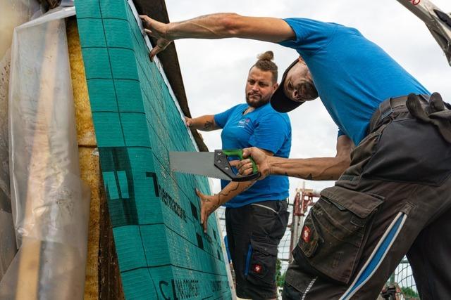ber den Dchern in Freiburg glht der Sommer – und Dachdecker knnen nicht entkommen