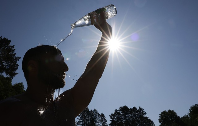 Es wird hochsommerlich - und eine Hitzewelle kommt. (Archivbild) | Foto: Thomas Warnack/dpa Es wird hochsommerlich - und eine Hitzewelle kommt. (Archivbild) | Foto: Thomas Warnack/dpa