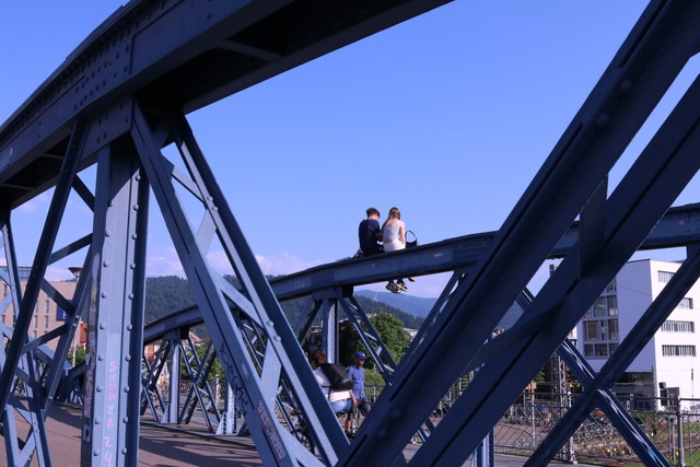 Sehnsuchtsort: Vor allem junge Mensche...aue Brücke am Freiburger Hauptbahnhof. | Foto: Alida Schröder Sehnsuchtsort: Vor allem junge Mensche...aue Brücke am Freiburger Hauptbahnhof. | Foto: Alida Schröder