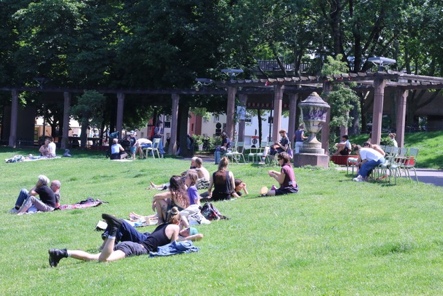 Stühlinger Kirchplatz mit neuen Stühlen | Foto: Alida Schröder Stühlinger Kirchplatz mit neuen Stühlen | Foto: Alida Schröder