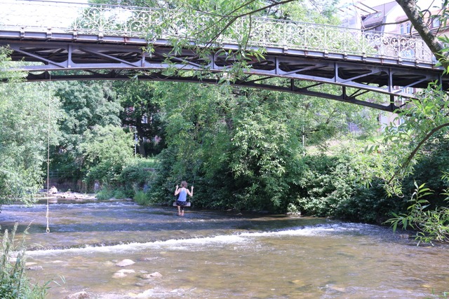 Einzigartige Pause über dem Wasser der Dreisam: Schaukel am Mariensteg | Foto: Alida Schröder Einzigartige Pause über dem Wasser der Dreisam: Schaukel am Mariensteg | Foto: Alida Schröder