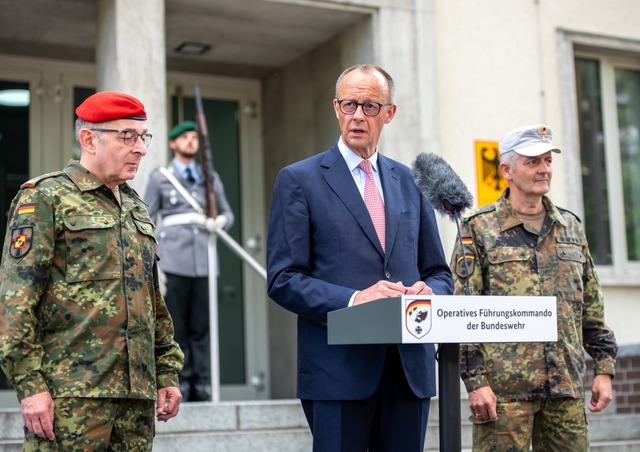 Kanzler Merz warnt vor falschem Sicher...fehlshaber des F&uuml;hrungskommandos.  | Foto: Michael Kappeler/dpa-Pool/dpa