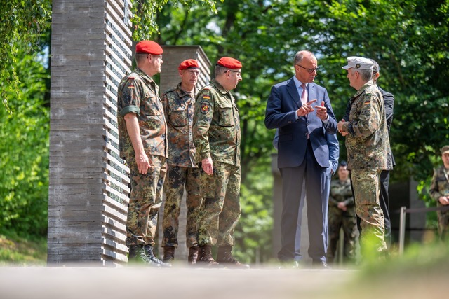 Kanzler Merz warnt vor falschem Sicher...rlang mehr Verteidigungsanstrengungen.  | Foto: Michael Kappeler/dpa-Pool/dpa