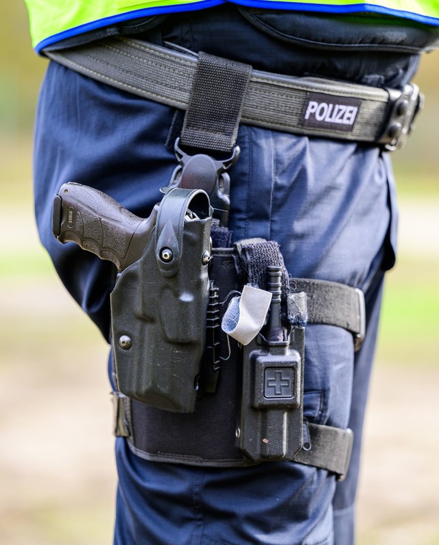 Die Polizeigewerkschaft will auch Ader...uml;r Streifenpolizisten. (Archivbild)  | Foto: Philipp Schulze/dpa