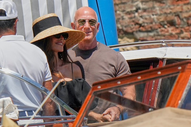 Am Tag nach der Hochzeit lassen sich J... Frau Lauren in "Harry's Bar" bringen.  | Foto: Luca Bruno/AP/dpa