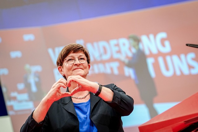 Vers&ouml;hnliche T&ouml;ne und Zeichen von Saskia Esken.  | Foto: Kay Nietfeld/dpa
