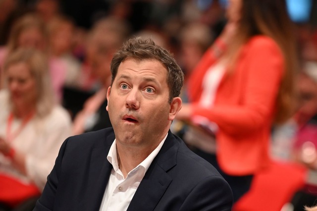Entsetzen zeichnet sich am Freitagabend im Gesicht von Lars Klingbeil ab.  | Foto: Katharina Kausche/dpa