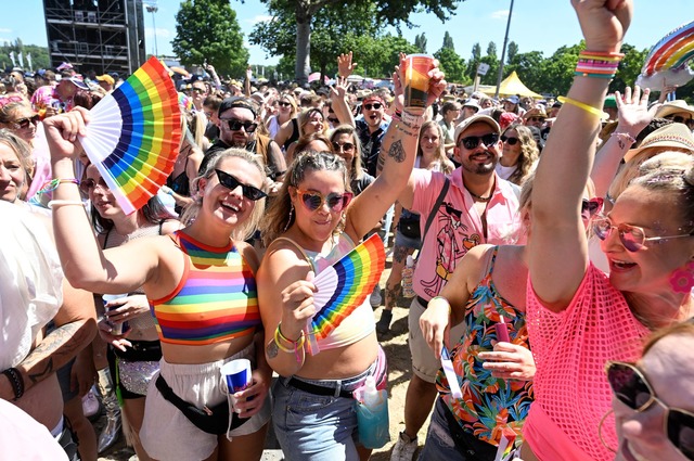 Bunt und gut gelaunt: Die Besucherinne... beim "Rainbow Festival" in K&ouml;ln.  | Foto: Roberto Pfeil/dpa