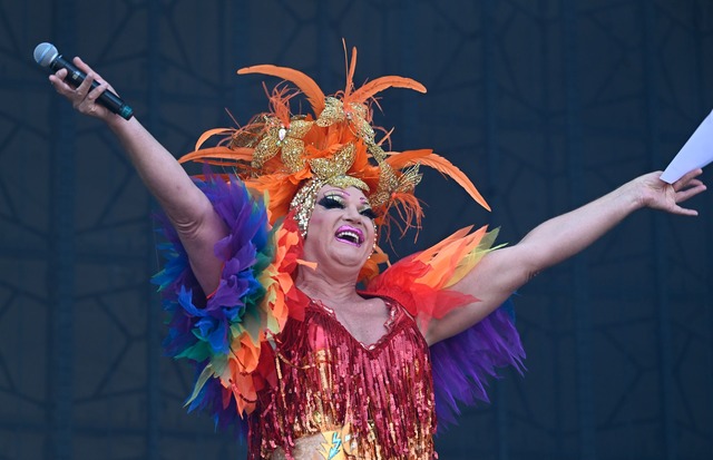 Olivia Jones in K&ouml;ln - und in Gedanken in Budapest.  | Foto: Roberto Pfeil/dpa