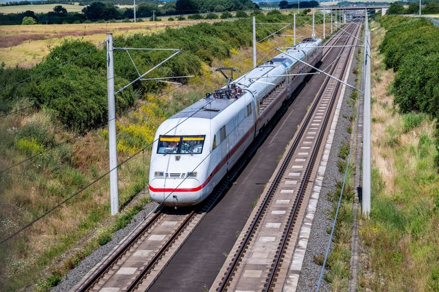 Mit 405 Kilometer pro Stunde rauschte ...ststrecke zwischen Leipzig und Erfurt.  | Foto: Jacob Schr&ouml;ter/dpa