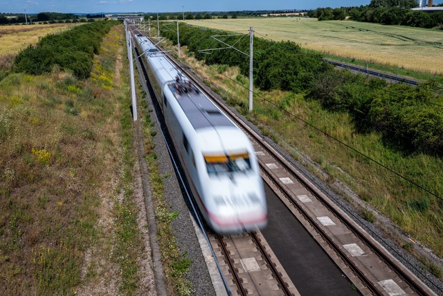 Der "Velaro Novo" erreichte auf der Te...en von rund 405 Kilometern pro Stunde.  | Foto: Jacob Schr&ouml;ter/dpa