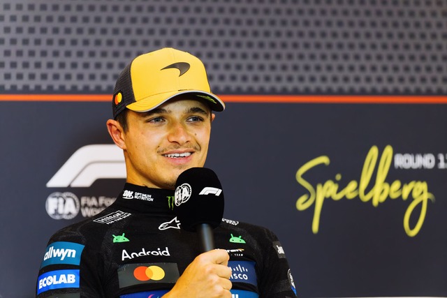 Lando Norris hat nach seinem Kanada-Desaster wieder gute Laune.  | Foto: Philipp von Ditfurth/dpa