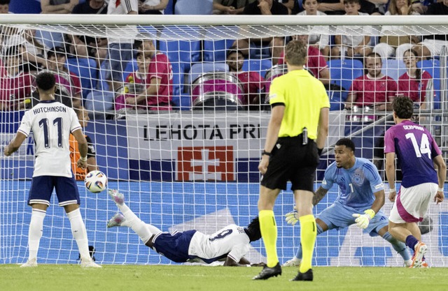 Noah Atubolu ist machtlos kurz nach Be... Rowe zum entscheidenden 3:2 einköpft. | Foto: Martin Baumann (dpa) Noah Atubolu ist machtlos kurz nach Be... Rowe zum entscheidenden 3:2 einköpft. | Foto: Martin Baumann (dpa)