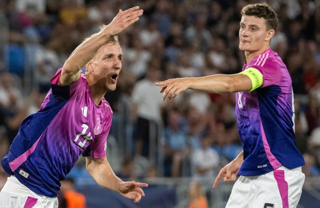 Nelson Weiper (l) macht das Spiel mit dem 1:2 spannend.  | Foto: Martin Baumann/TASR/dpa