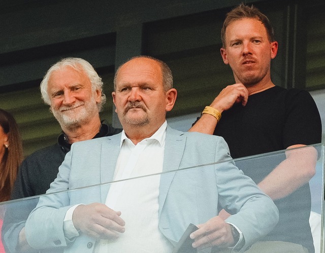 Bundestrainer Julian Nagelsmann (r) sa...nden Kampf um den EM-Titel im Stadion.  | Foto: Robert Nemeti/dpa