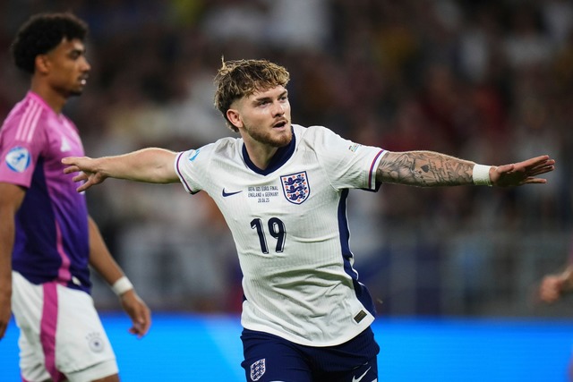 Pr&auml;gte Englands Offensivspiel: To...ml;tze Harvey Elliot vom FC Liverpool.  | Foto: Petr David Josek/AP/dpa