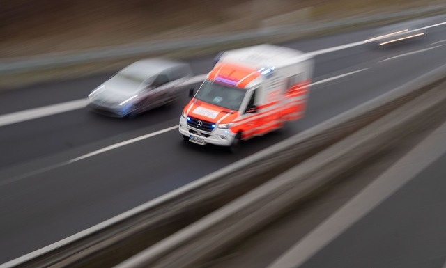 Der Fahrer kann sich schwer verletzt aus dem Auto befreien. (Symbolbild) | Foto: Julian Stratenschulte/dpa Der Fahrer kann sich schwer verletzt aus dem Auto befreien. (Symbolbild) | Foto: Julian Stratenschulte/dpa