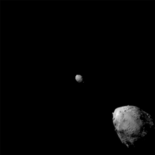 Der Asteroid Didymos (r) wird von dem ...ufprall der "Dart"-Sonde. (Archivbild)  | Foto: ---/NASA/Johns Hopkins APL/dpa