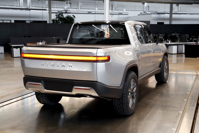 Rivians Technologie soll in Zukunft be... von VW Anwendung finden. (Archivbild)  | Foto: Paul Sancya/AP/dpa