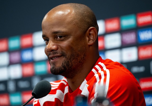 Vincent Kompany &auml;u&szlig;ert sich...oy San&eacute; f&uuml;r den FC Bayern.  | Foto: Sven Hoppe/dpa