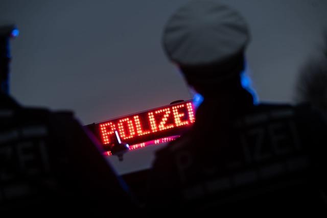 Alkoholisiert und zu schnell? Sportwagenfahrer baut Unfall