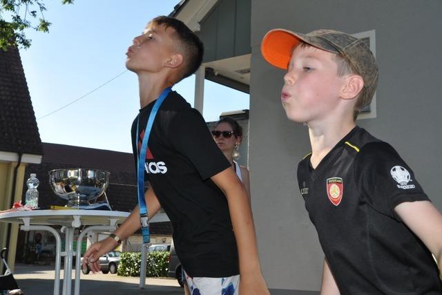 Beim Wittlinger Midsommerfest flogen Kirschkerne durch die Gegend