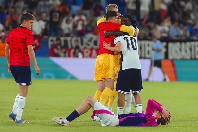 Nick Woltemade (unten) und die U21 verpassen den EM-Titel.  | Foto: Robert Nemeti/dpa