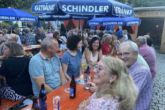 Blasmusik begeistert Gste beim Dorfhock Atzenbach