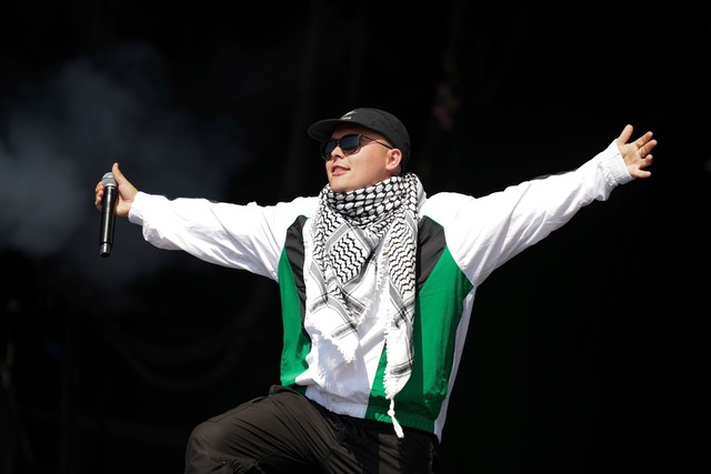 Der Auftritt des Trios Kneecap hat eine lange Vorgeschichte.  | Foto: Scott A Garfitt/Invision/AP/dpa