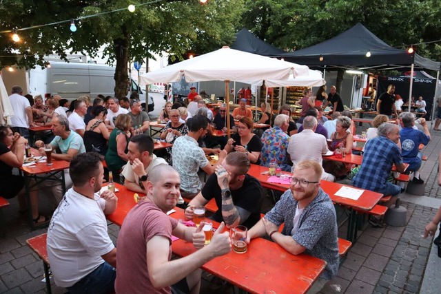 Schatten und Flssiges waren beim Std... dem Marktplatz kein Durchkommen mehr.  | Foto: Thomas Winckelmann